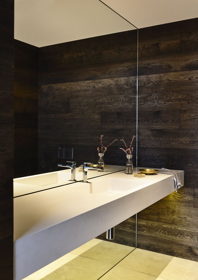 holz-balken-kalkstein-modern-badezimmer-waschtisch-spiegelwand
