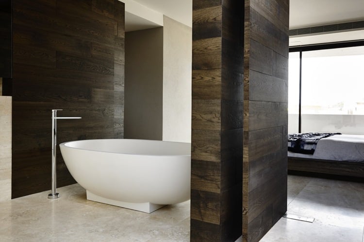 holz-balken-kalkstein-modern-schlafzimmer-freistehnde-badewanne