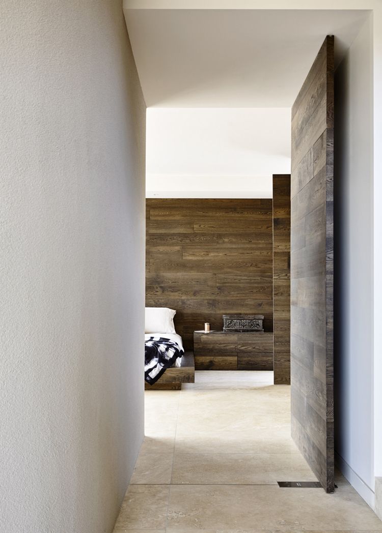 holz-balken-kalkstein-modern-schlafzimmer-minimalistisch-tuer