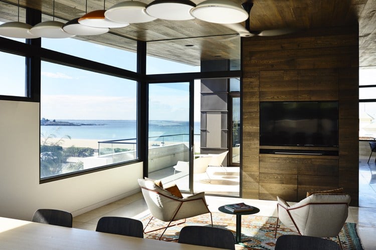 Holzbalken und Kalkstein -modern-wohnzimmer-tvwand-panoramafenster