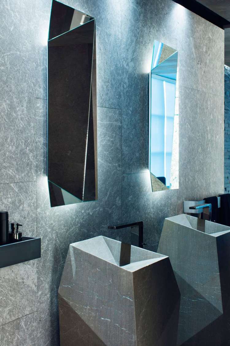indirekte-beleuchtung-spiegel-badezimmer-minimalistisch-naturstein-waschsaeule