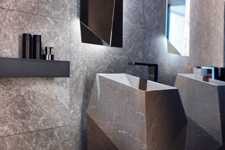 indirekte-beleuchtung-spiegel-badezimmer-modern-naturstein-waschsaeule
