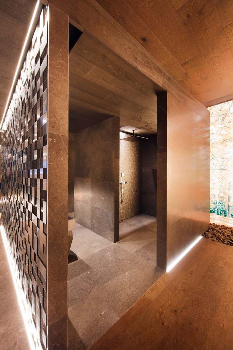 Indirekte Beleuchtung -trennwand-naturstein-holzboden-badezimmer-minimalistisch