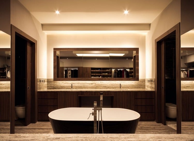 indirekte-deckenbeleuchtung-hauptbadezimmer-groß-badewanne-mitte-ankleideraum