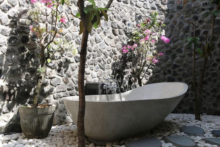infinity-pool-bali-haus-freistehende-badewanne-modern-beton-aussen