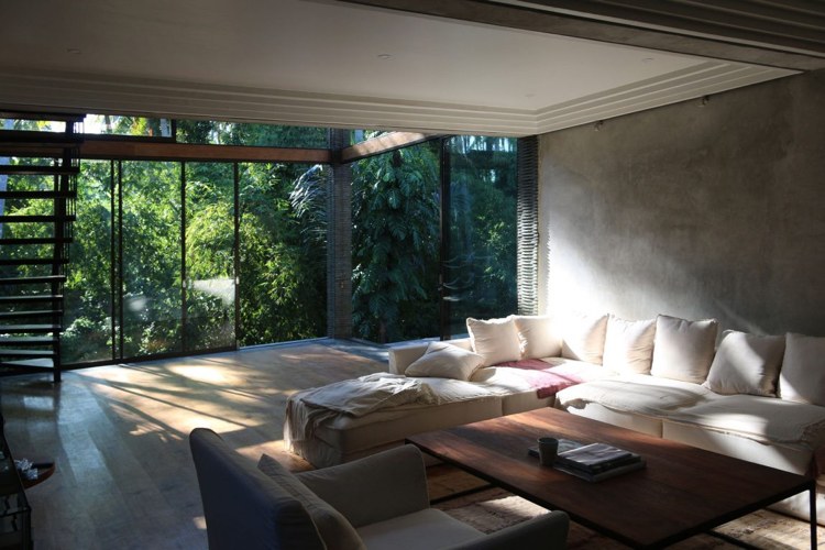 infinity-pool-bali-haus-wohnzimmer-panoramafenster-terrassentüren