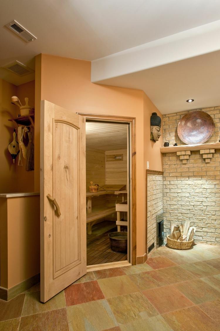 keller-wohnraum-umbauen-wellness-sauna-holz-hell-wandfarbe