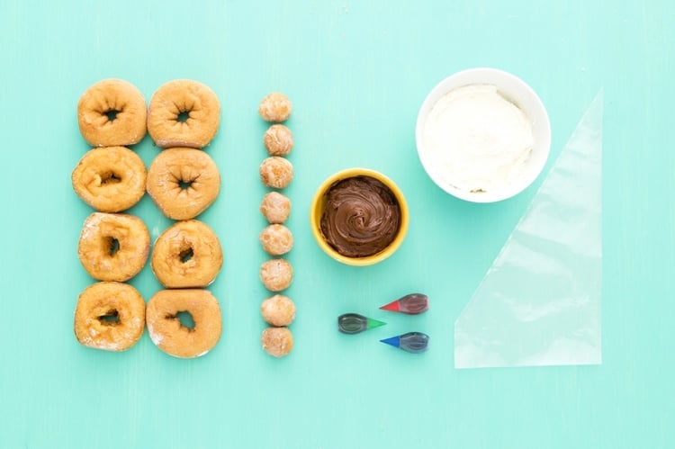 kinder-geburtstag-rezept-gestaltung-pokeball-glasur-donuts