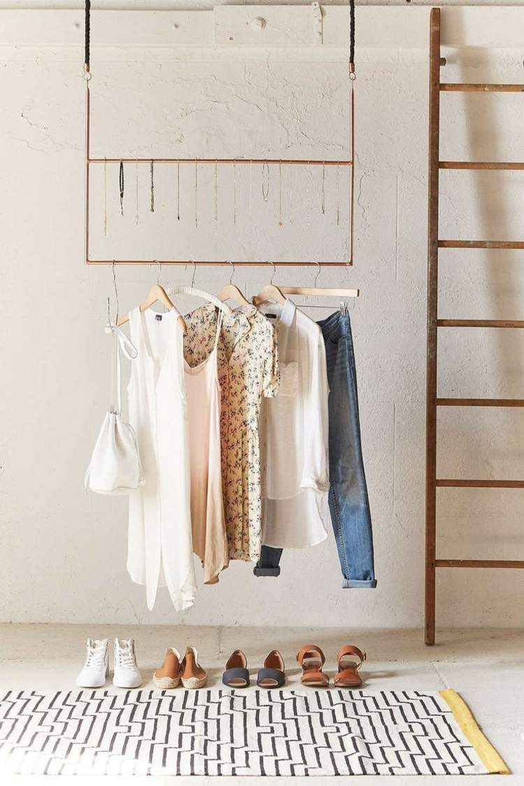 kleiderablage-schlafzimmer-inspiration-haengen-einrichtung-kleiderbuegel-hacks