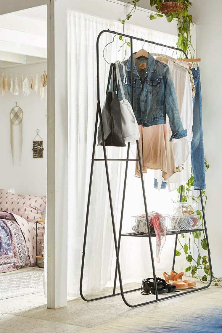 kleiderablage-schlafzimmer-modern-metall-schwarz-minimalistisch-kleiderhaken-ideen