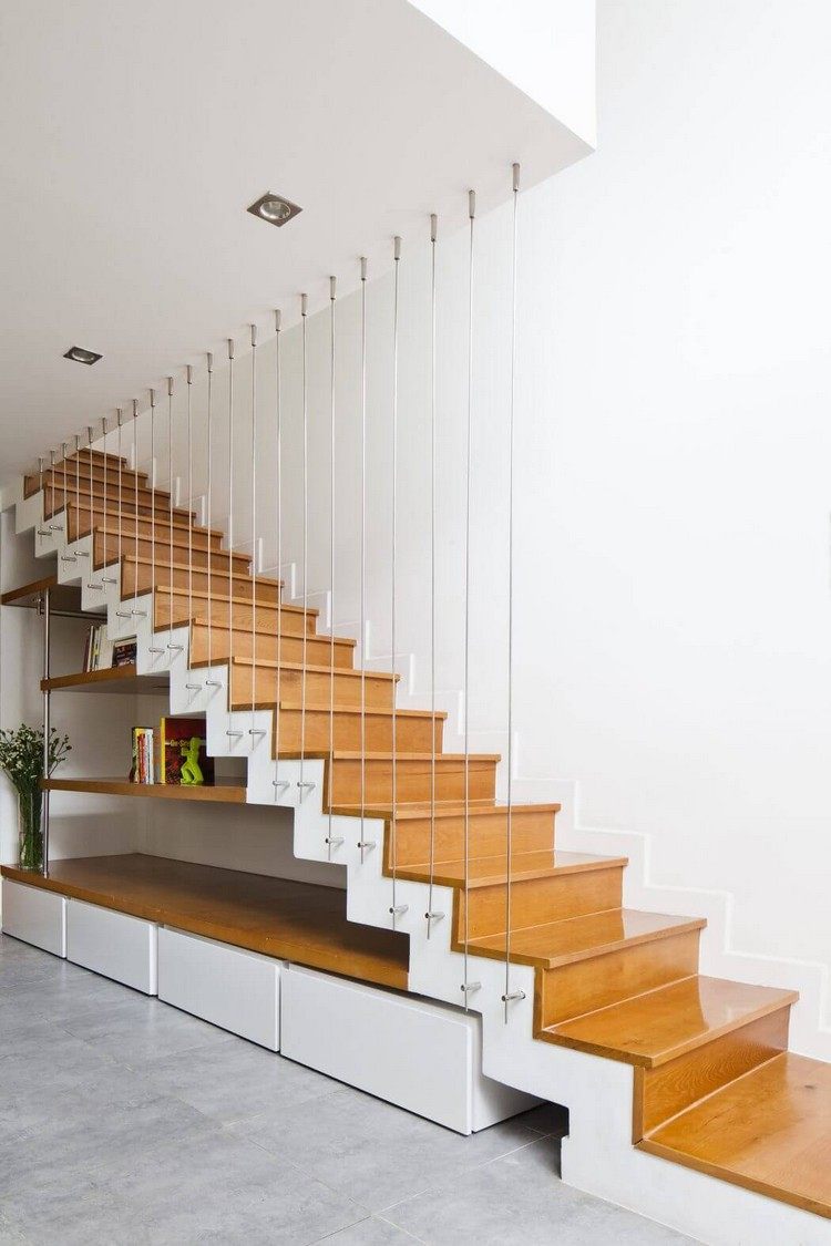 kleines-einfamilienhaus-stauraum-regale-schubladen-unter-treppe-weiß-braun