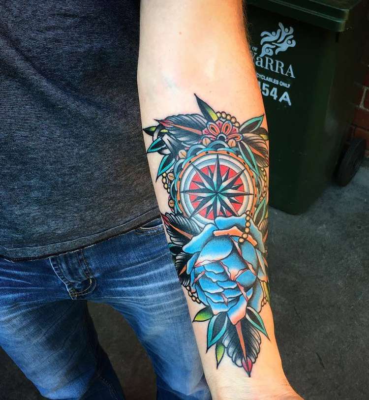 kompass-tattoo-bunt-unterarm-blaue-rose