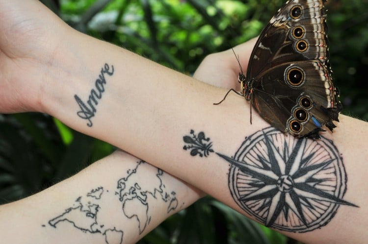 kompass-tattoo-frau-anker-stern-fleur-de-lis-motiv