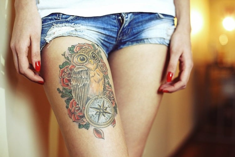 kompass-tattoo-frau-eule-rosen-bein-antik-design