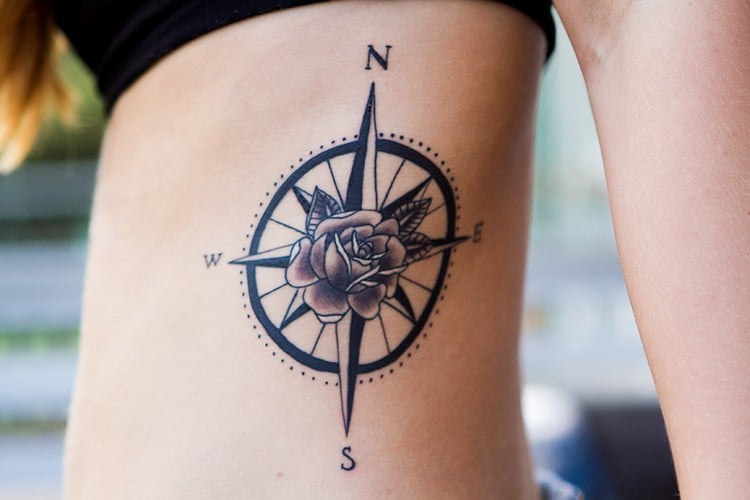 kompass-tattoo-frauen-rippen-rose