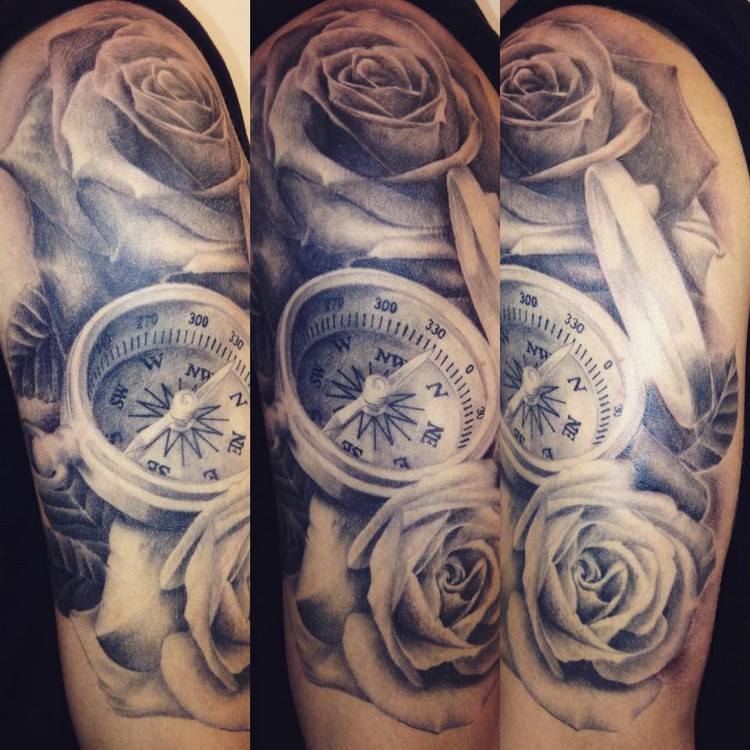 kompass-tattoo-geöffnet-3d-rosen