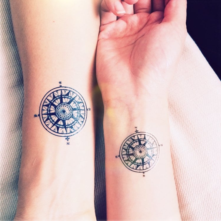kompass-tattoo-handgelenk-paar-antik-look