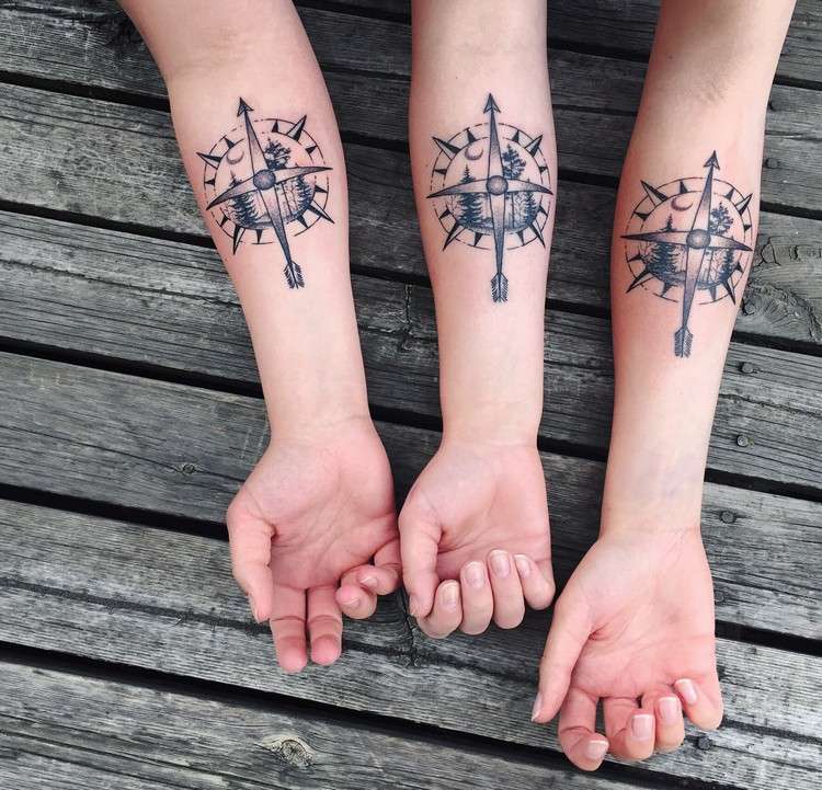 kompass-tattoo-landschaft-freunde-tattoos