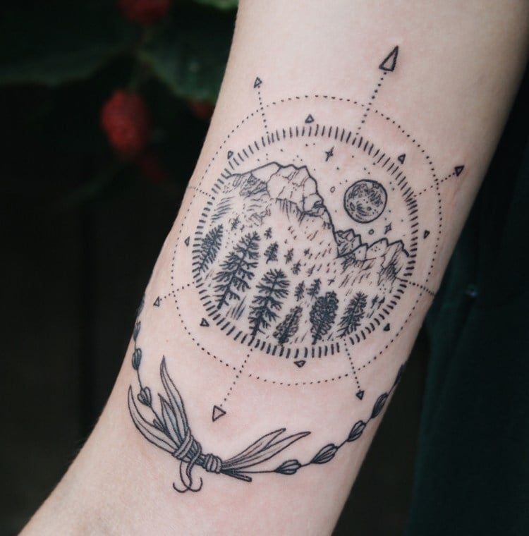 Kompass Tattoo -nordisch-berge-böume-mond
