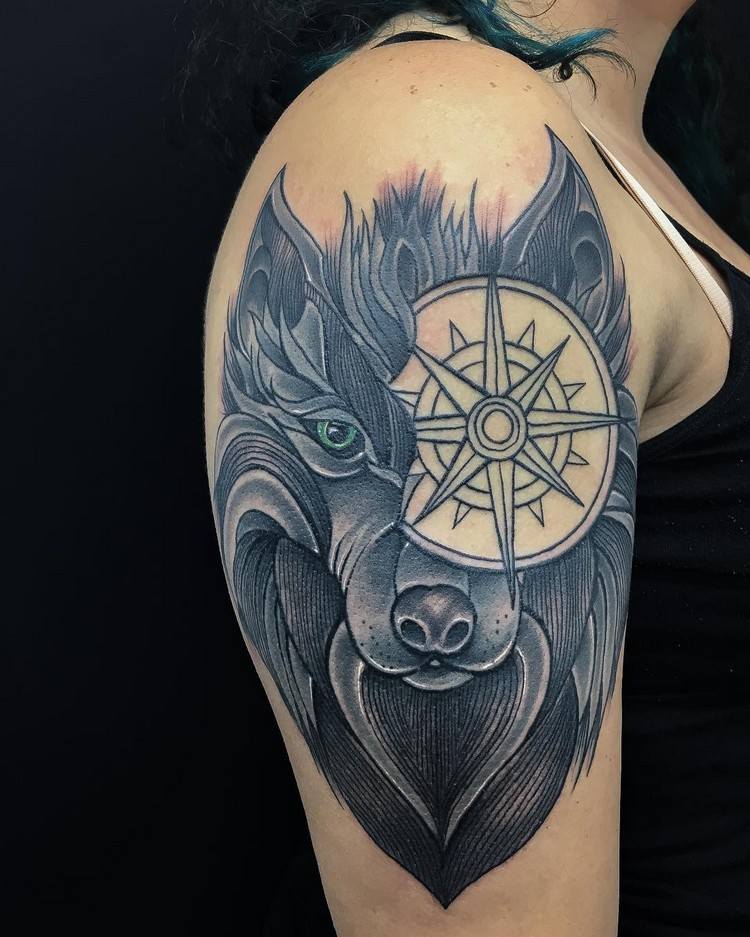 kompass-tattoo-oberarm-wolf-auge