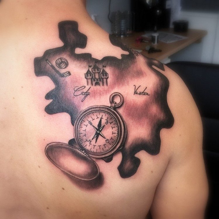 kompass-tattoo-schulterblatt-weltkarte