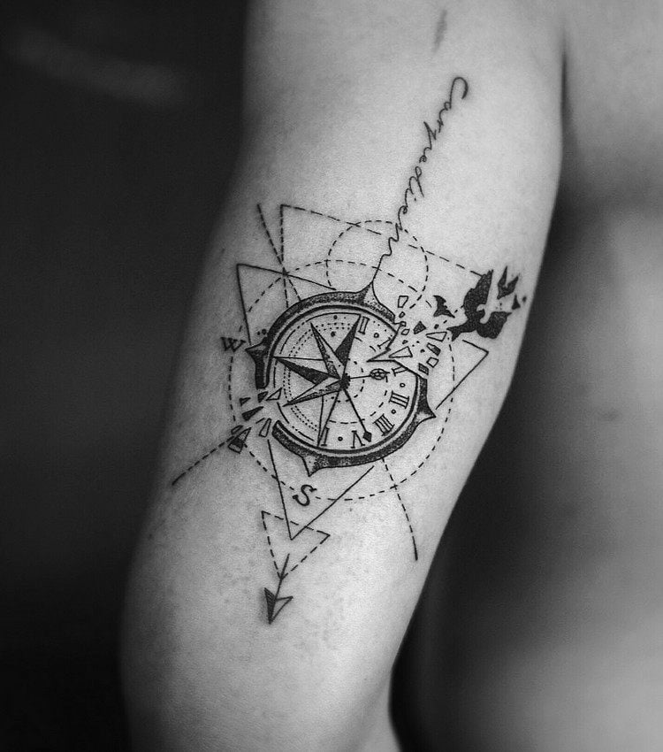 kompass-tattoo-spruch-geometrisches-design
