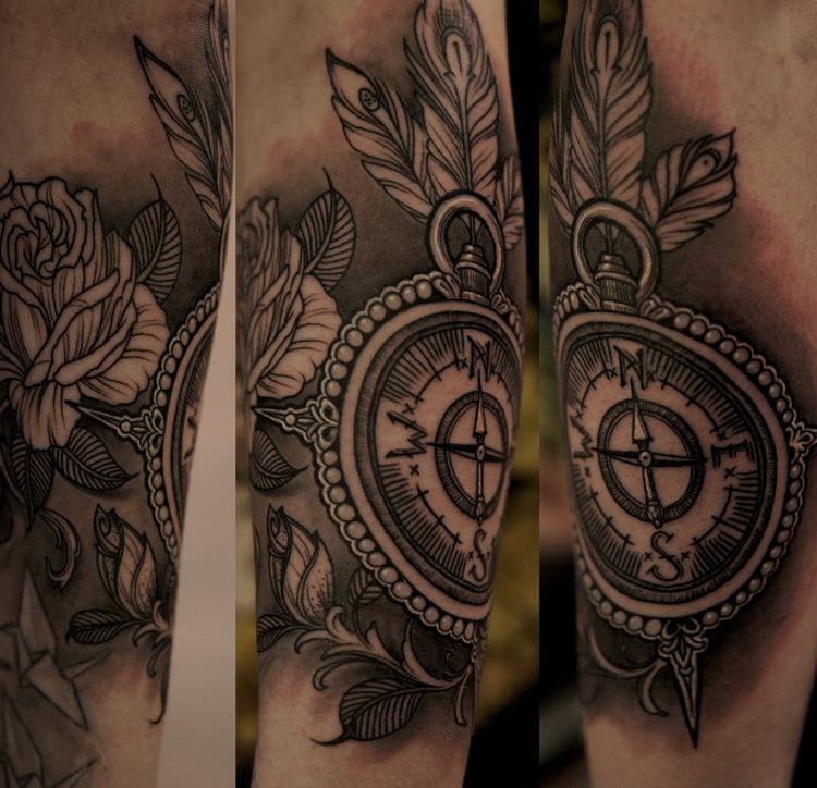 Kompass Tattoo -taschenuhr-antik-rose-feder-arm