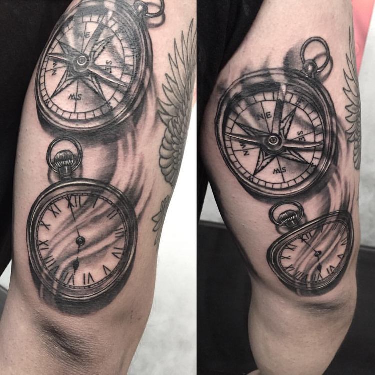 Kompass Tattoo taschenuhr-arm-mann-flügel