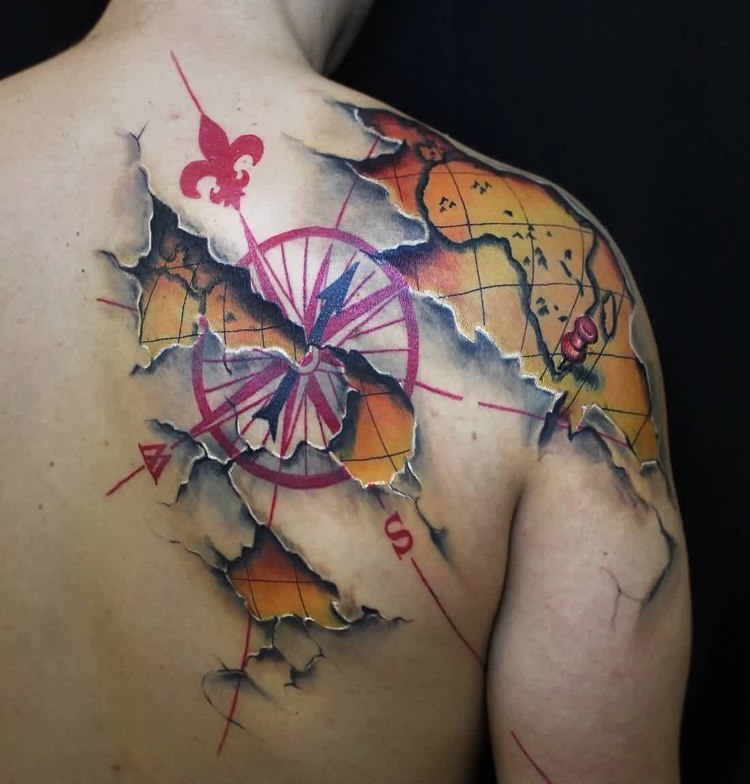 Kompass Tattoo wasserfarben-weltkarte-rücken-fleur-de-lis