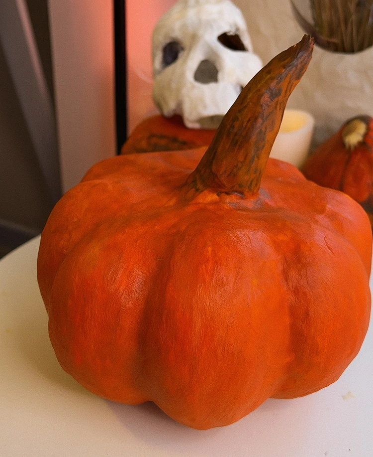 Künstlicher Kürbis aus Papier und Mülltüte, mit Acrylfarben bemalt