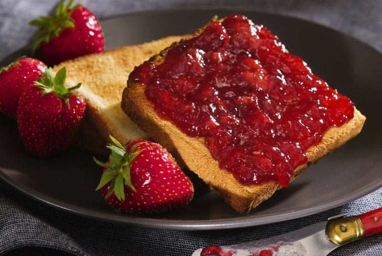 marmelade kochen erdbeeren-toast-brot-dessert-einheimisch-frucht