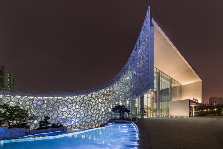 Meisterwerk der modernen Architektur -museum-fassade-struktur-glas-organisch
