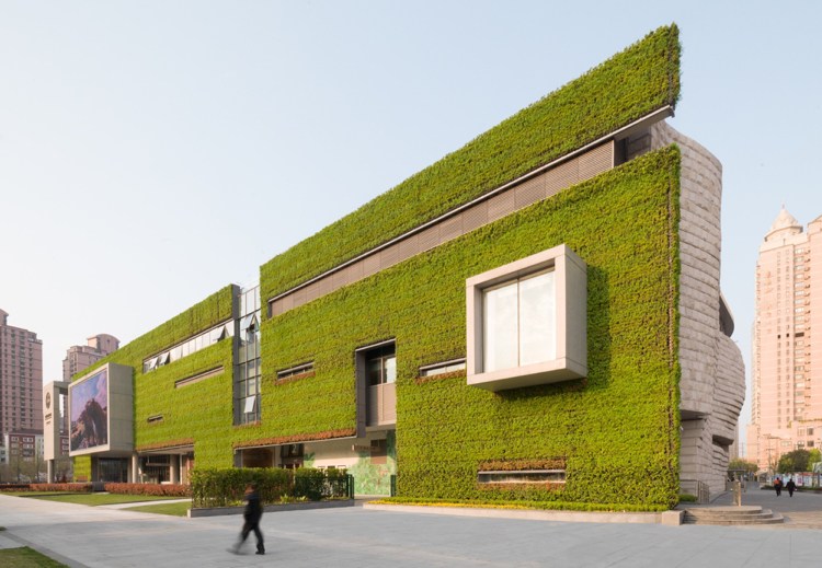 meisterwerk-moderne-architektur-museum-grüne-fassade-pflanzen