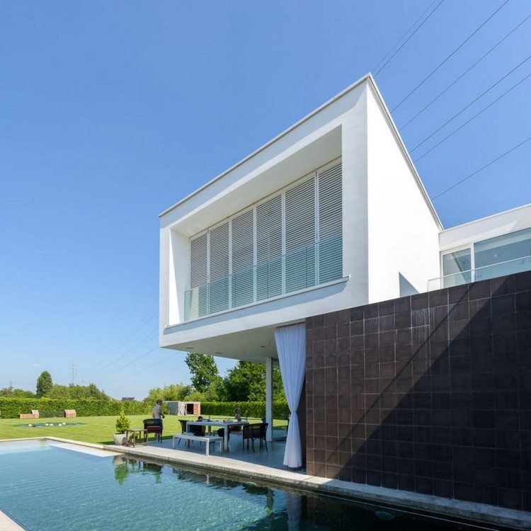 moderne-architektur-einfamilienhaus-swimmingpool-großer-garten-rasenfläche