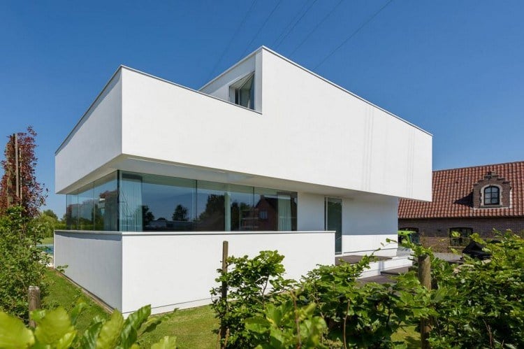 Moderne Innenarchitektur in einem Einfamilienhaus weisse-fassade-flachdach-große-fenster