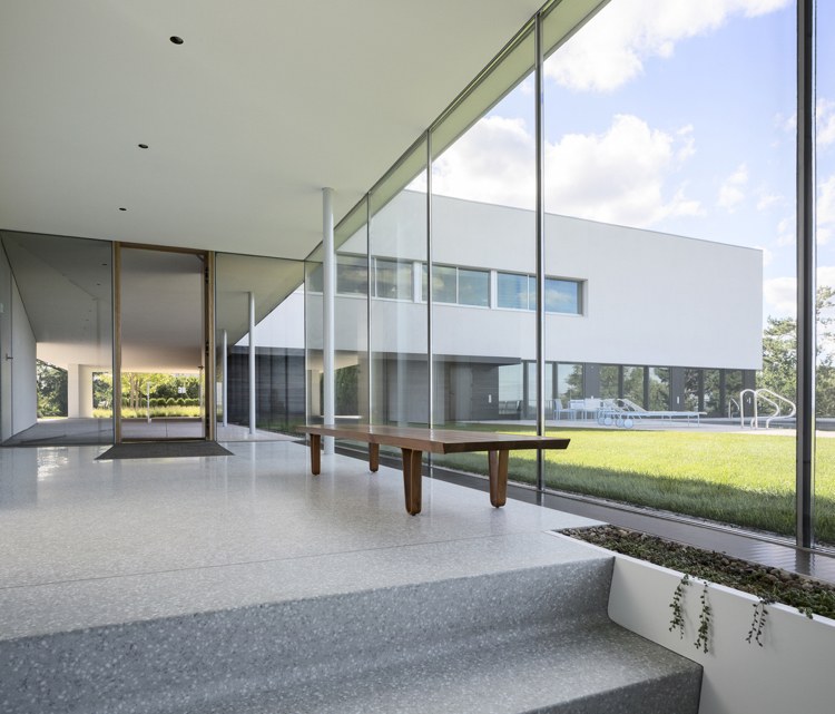 moderne-glasfront-bauhaus-haus-garten-rasen-betonboden