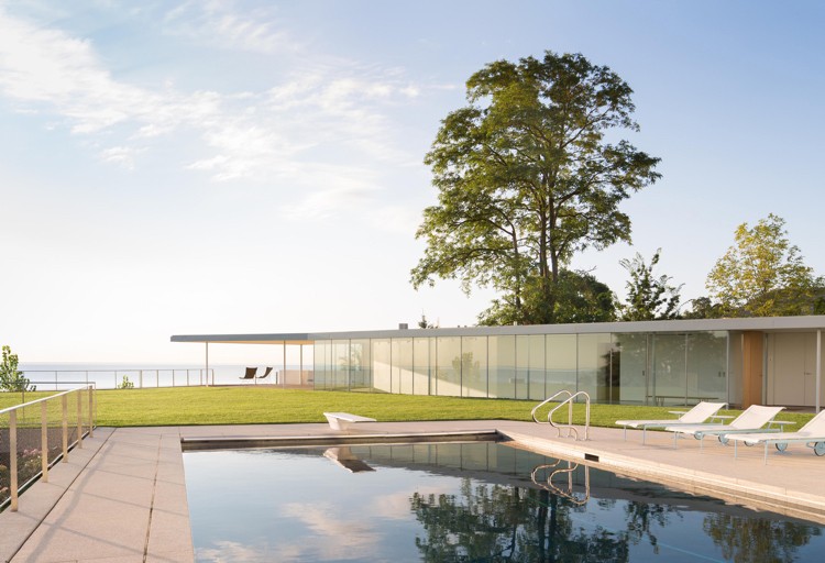 Moderne Glasfront -haus-pool-garteb-rasen-terrasse-meerblick