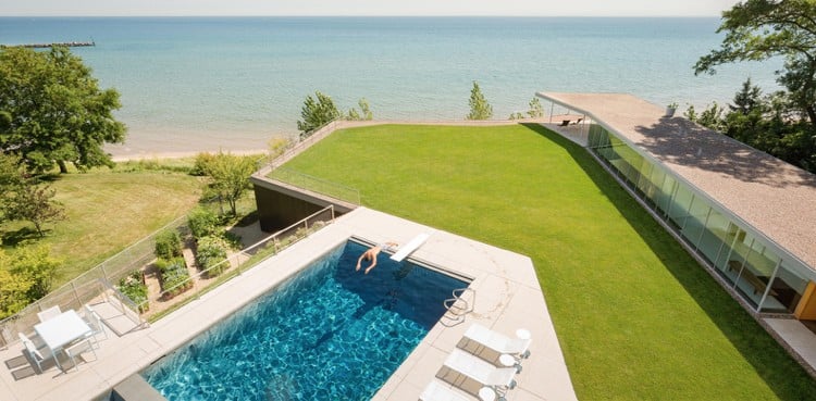 moderne-glasfront-terrasse-garten-pool-meer-rasen