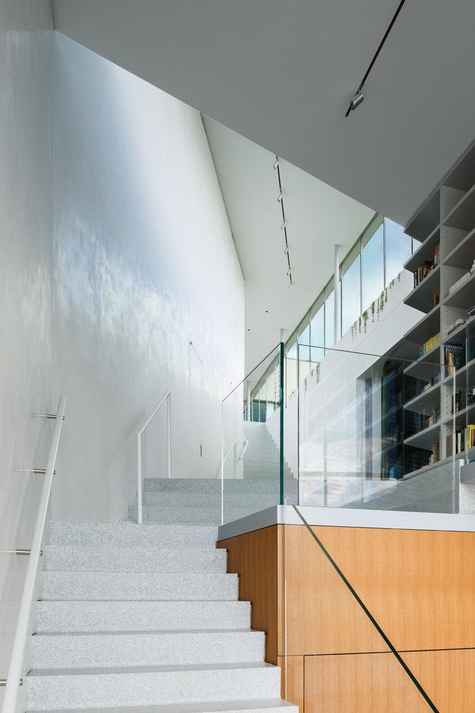 moderne-glasfront-treppe-beton-glasgelaender-schlicht-grau
