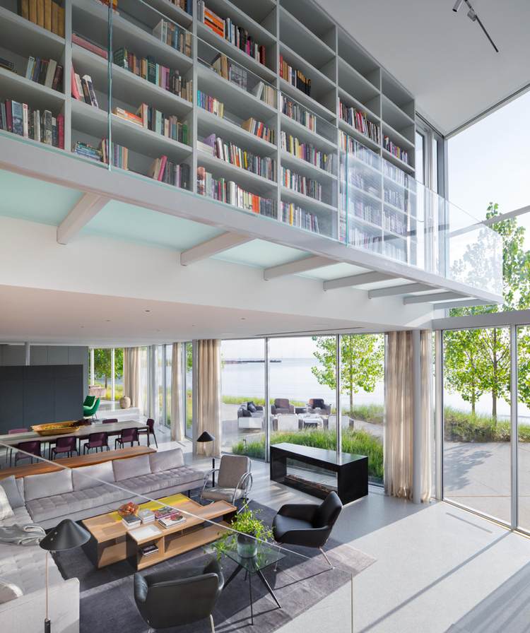 moderne-glasfront-wohnzimmer-hausbibliothek-glasgeländer-garten