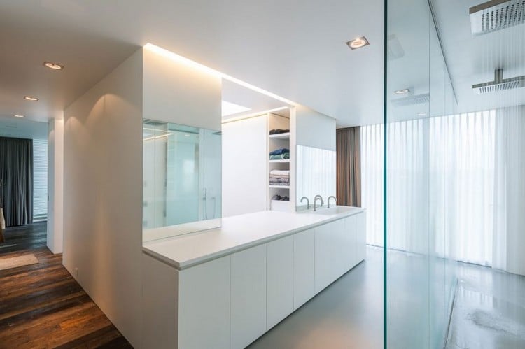 moderne-innenarchitektur-einfamilienhaus-badezimmer-großer-waschtisch-duschen