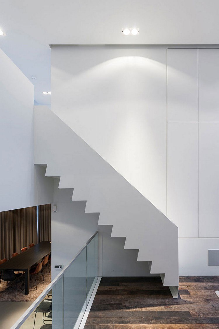 moderne-innenarchitektur-einfamilienhaus-flur-holzboden-treppe-glasgeländer