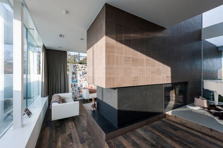 Moderne Innenarchitektur in einem Einfamilienhaus holzboden-wandfliesen-brauntöne