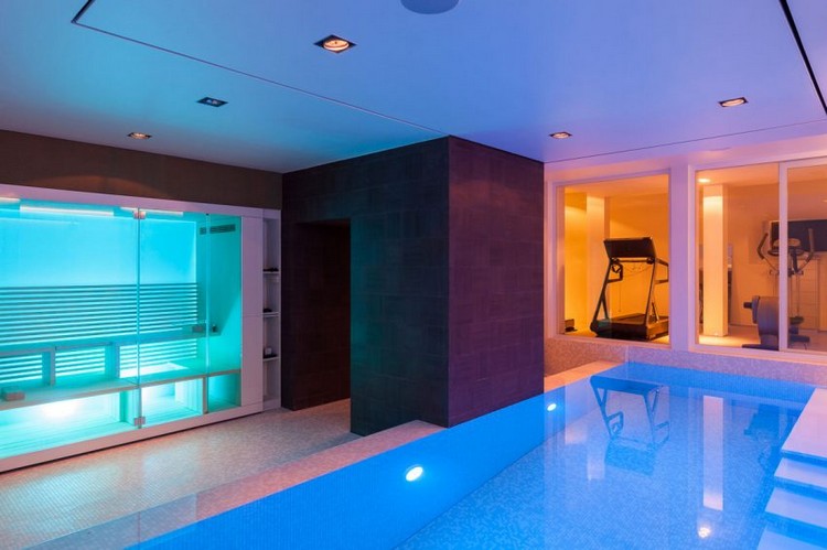 moderne-innenarchitektur-einfamilienhaus-indoor-pool-fitnessstudio-zuhause