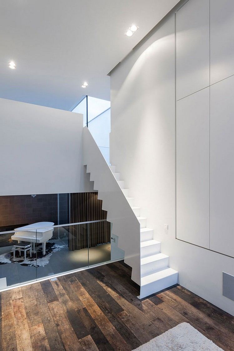 moderne-innenarchitektur-einfamilienhaus-treppe-auffälliges-design-holzdielen-boden