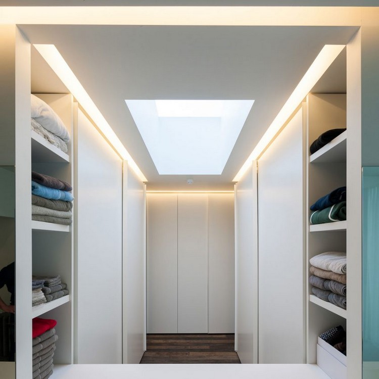 moderne-innenarchitektur-einfamilienhaus-waschküche-kleiderschrank-indirekte-beleuchtung
