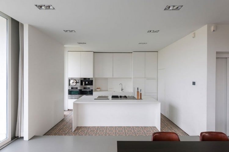 moderne-innenarchitektur-einfamilienhaus-weiße-küche-kochinsel-bodenfliesen-muster