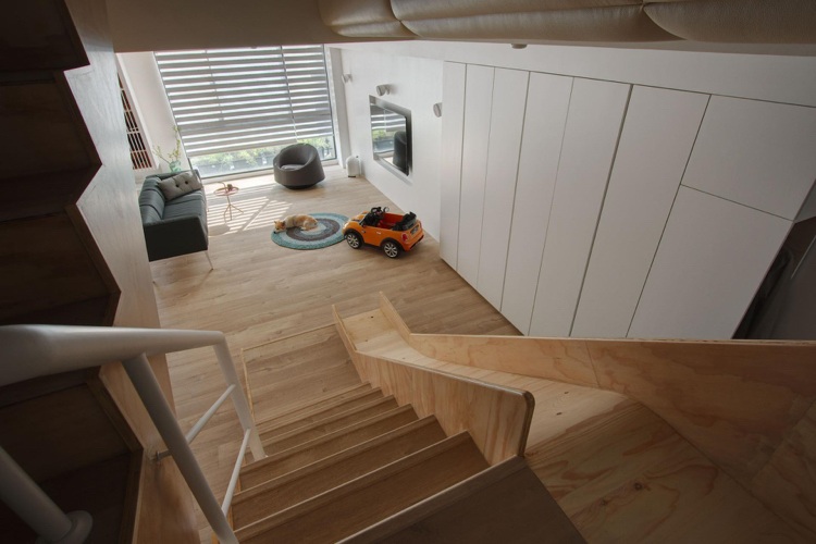 moderne-treppen-kinder-rutsche-design-holz-wohnzimmer-holzboden