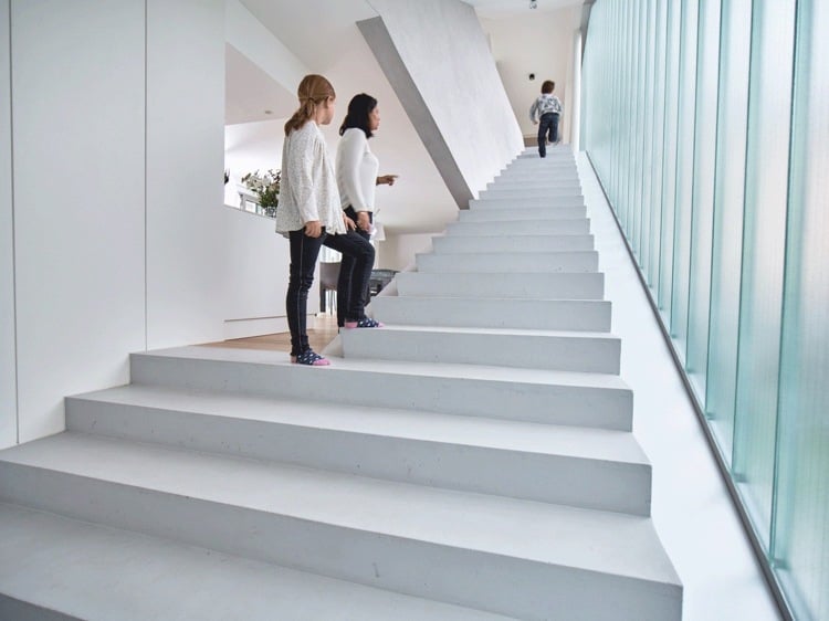 moderne-treppen-kinder-rutsche-design-weiss-glaswand