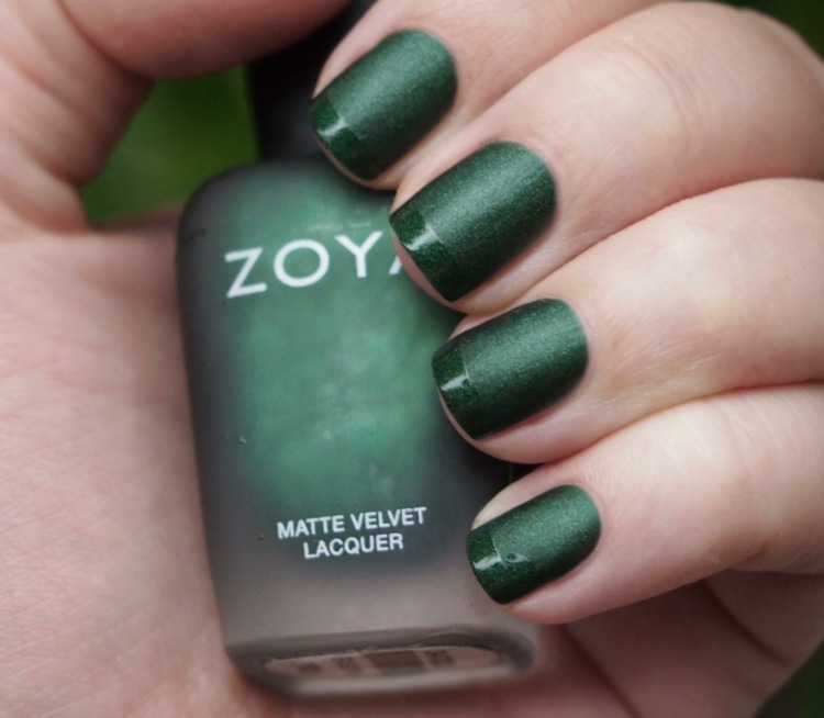 nagellack-matt-grün-französisch-nageldesign-fingerspitzen-glanz-glitter-zoya